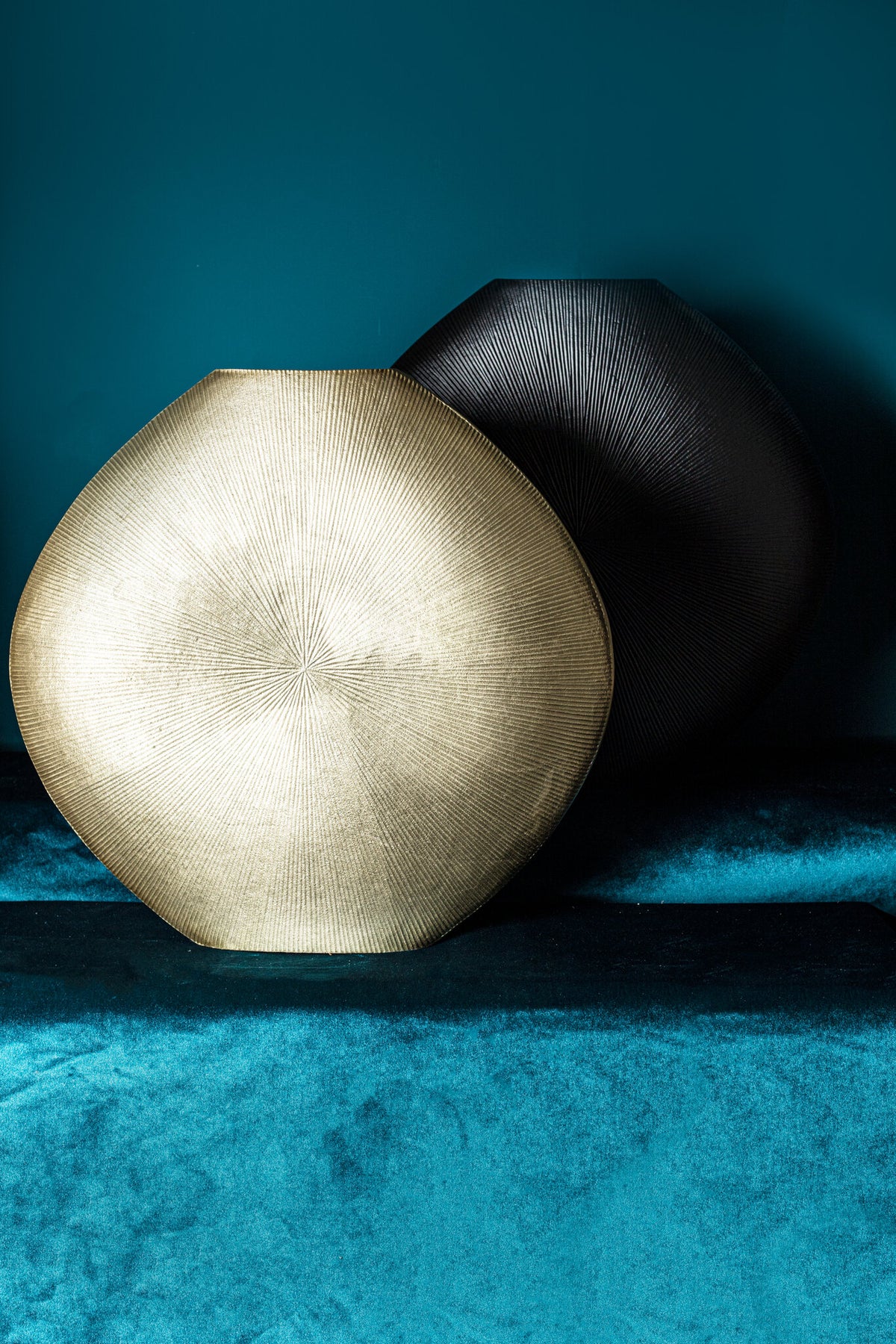 Tiro black striped oval aluminium planter