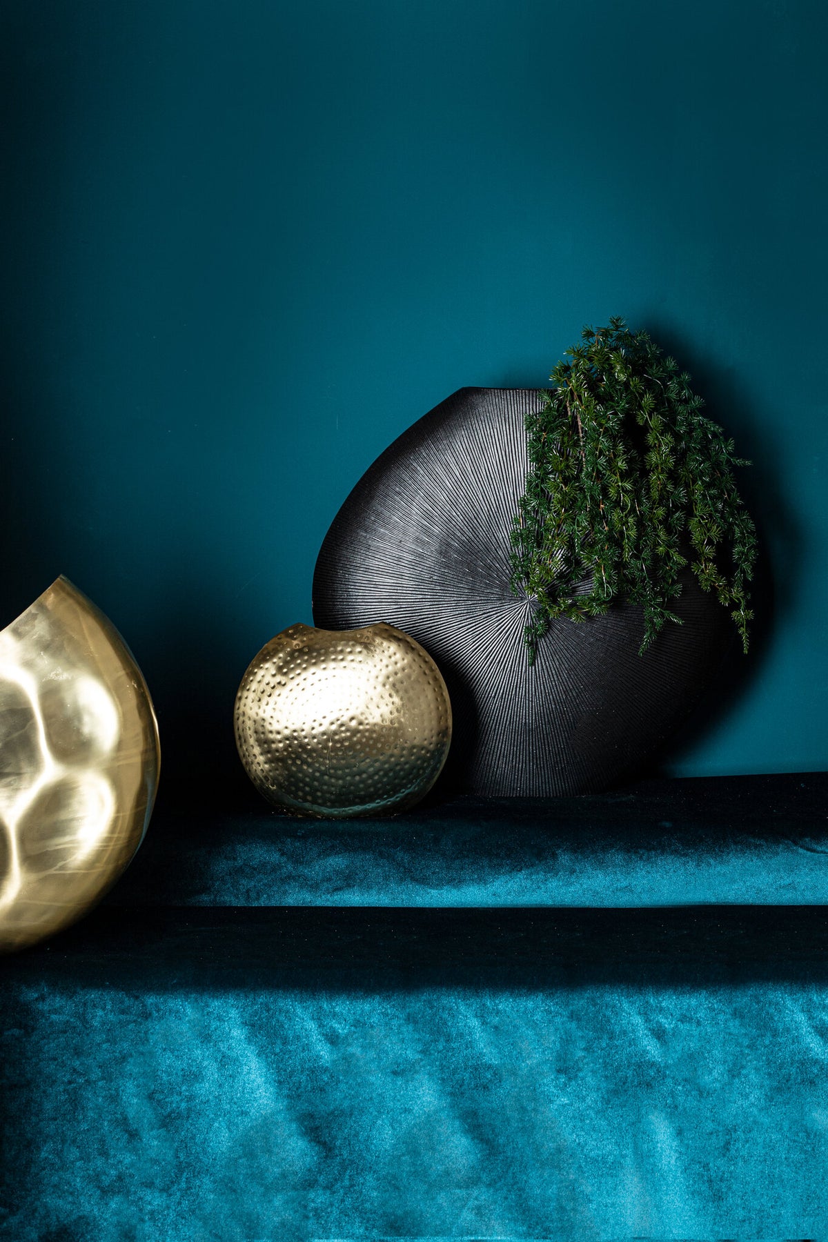 Tiro black striped oval aluminium planter