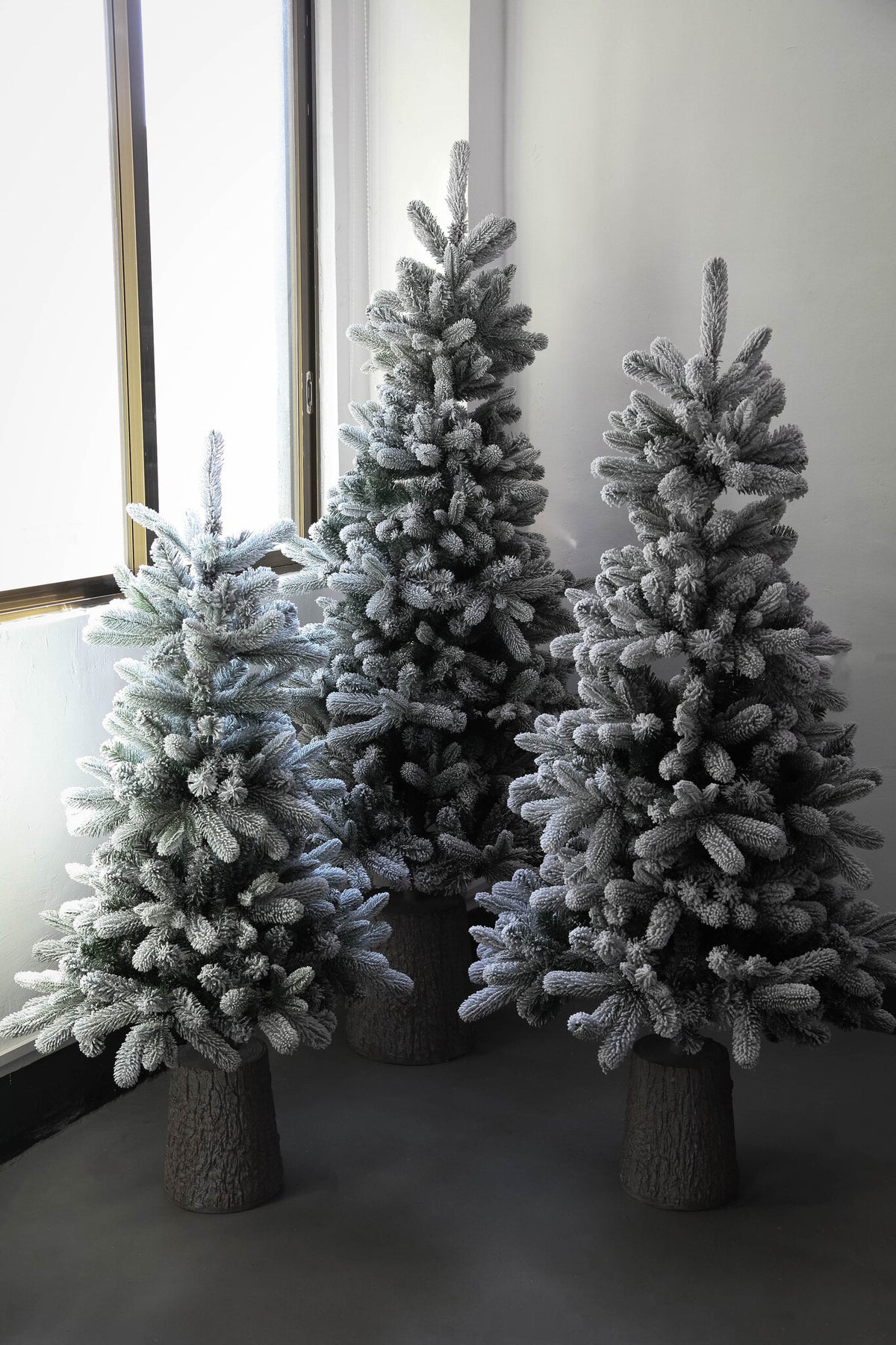 Shawa white snow-effect artificial Christmas tree, large