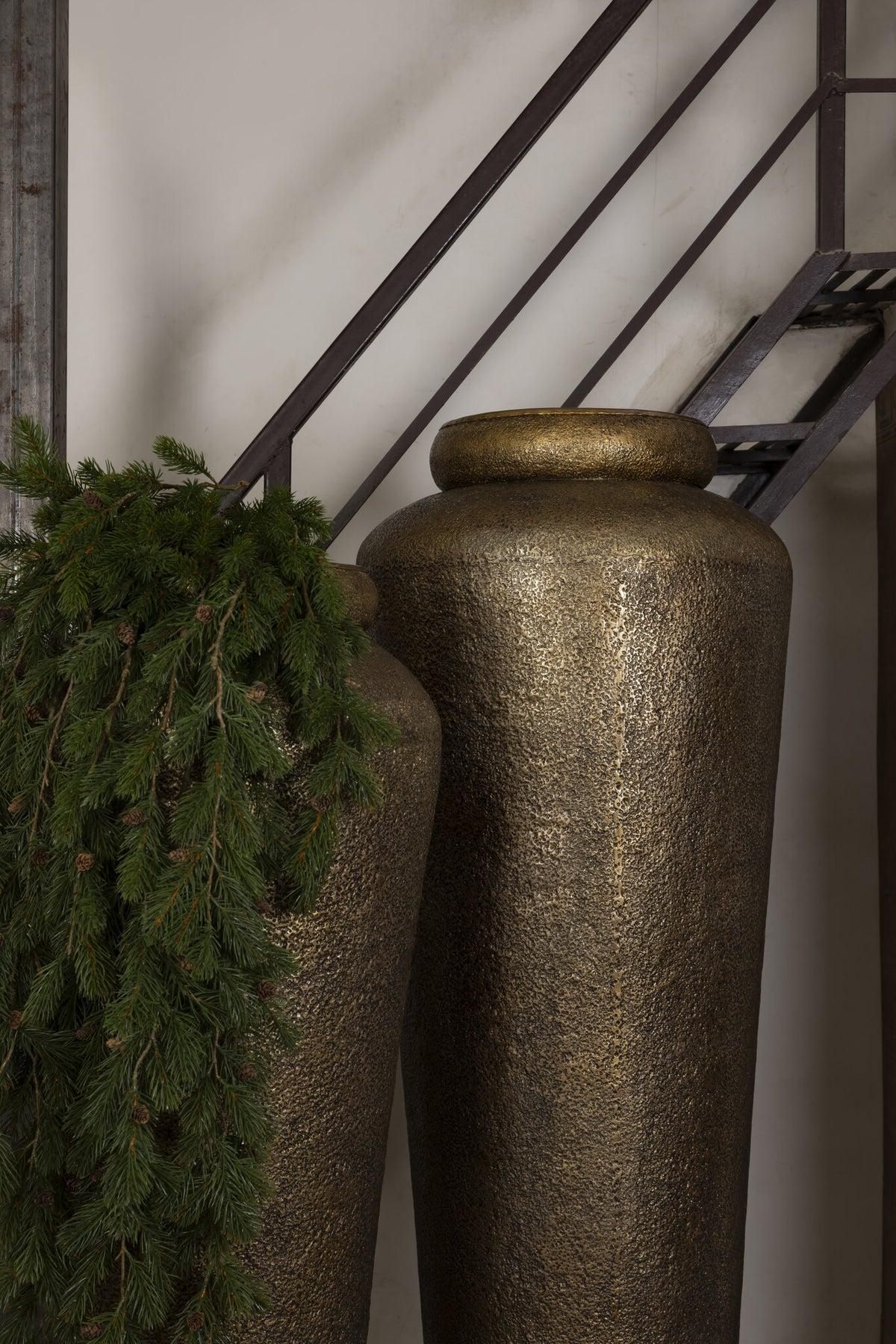 Zavir gold cast aluminium planter