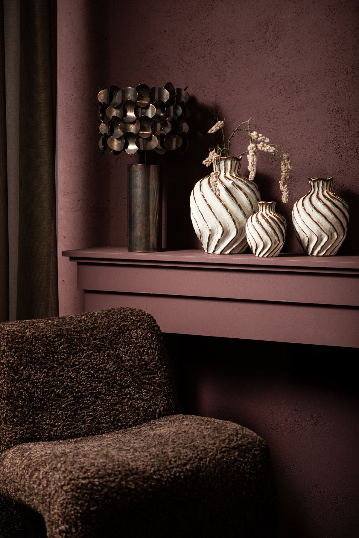 Jaye black iron table lamp with bended circle pattern base