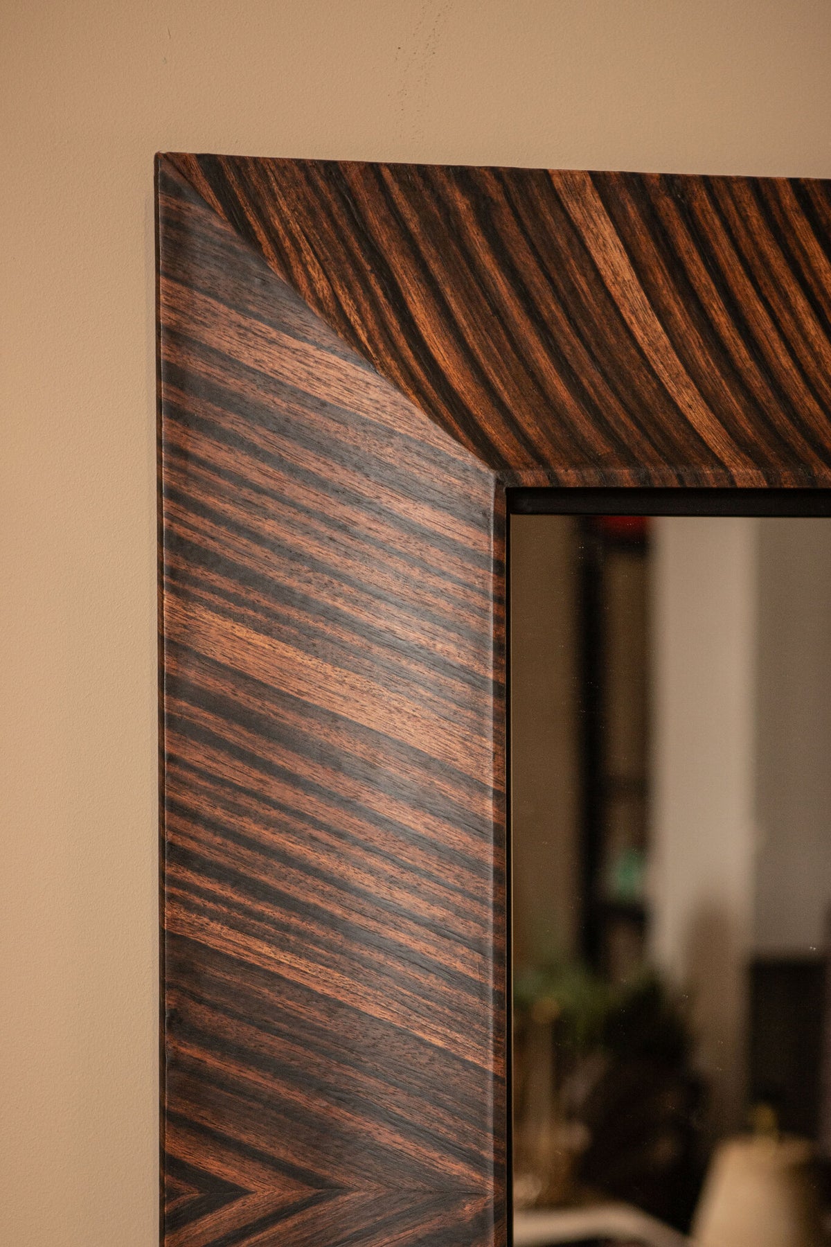 Gezzy brown wood veneer mirror with curl frame, square