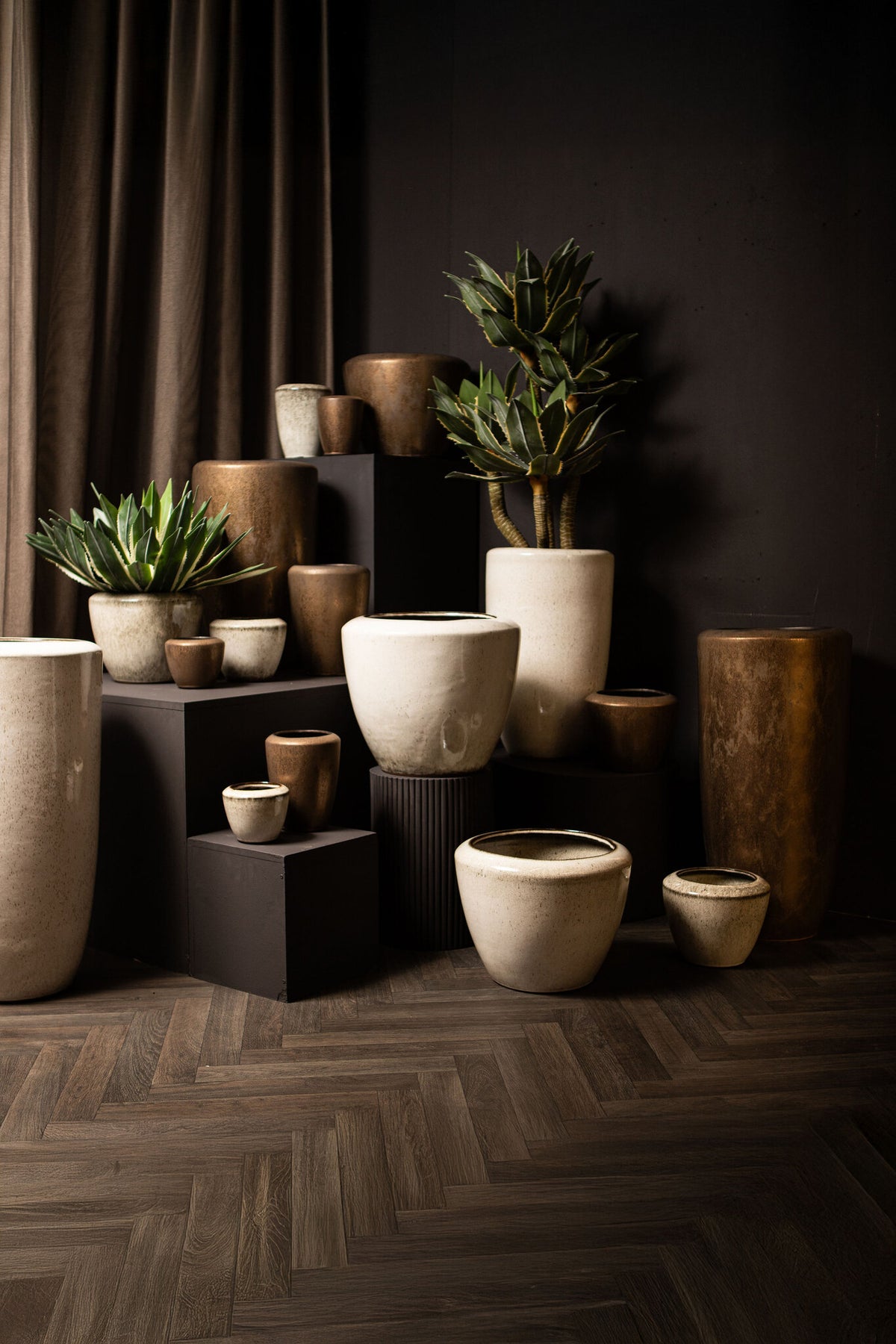 Kyleigh bronze smooth ceramic planter, extra large