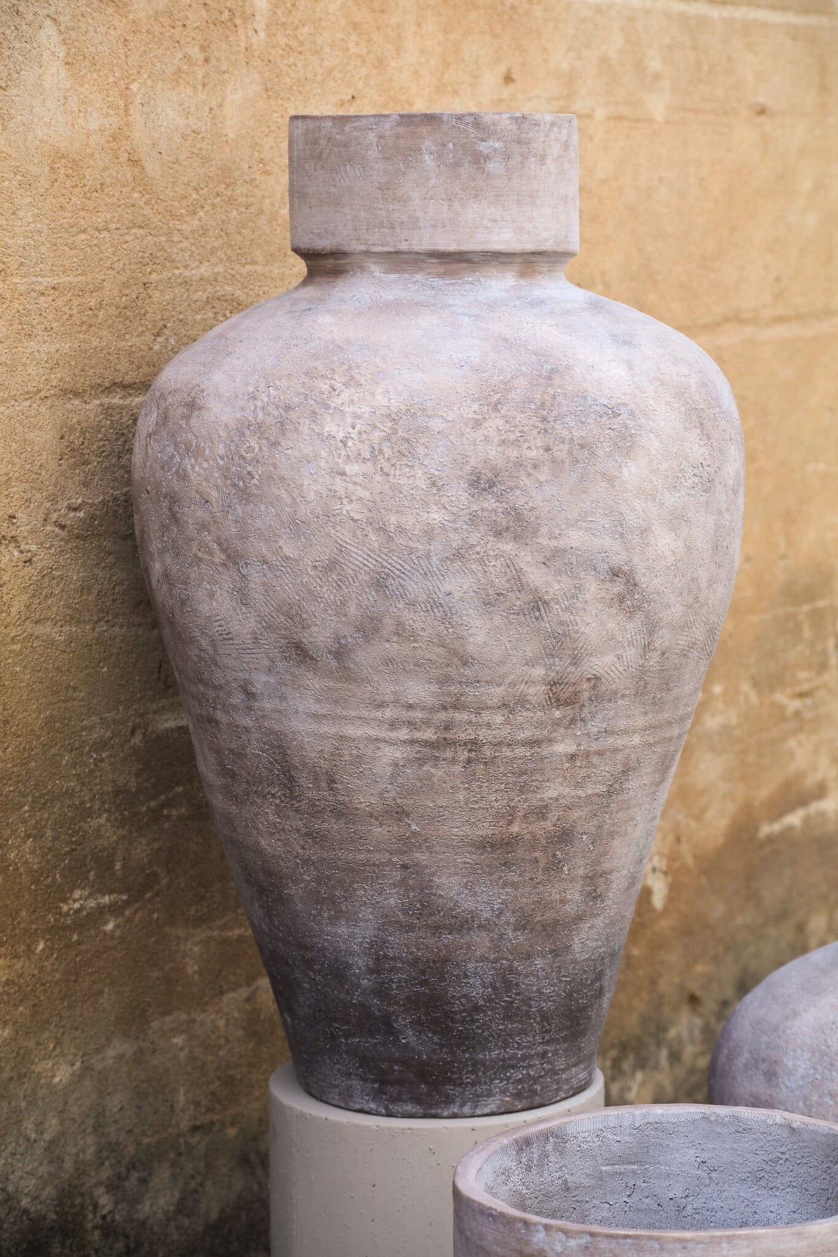 Michle beige fibre cement vintage jar planter, large