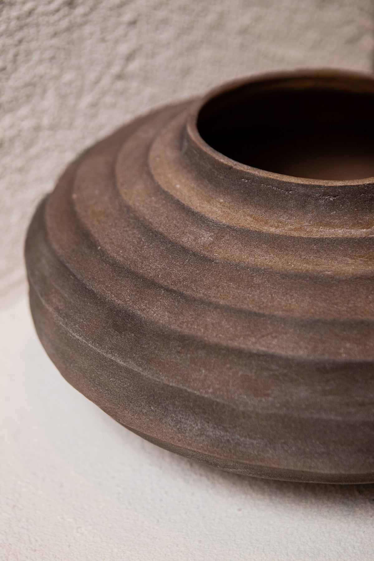 Kody dark brown ribbed cast aluminium planter, large
