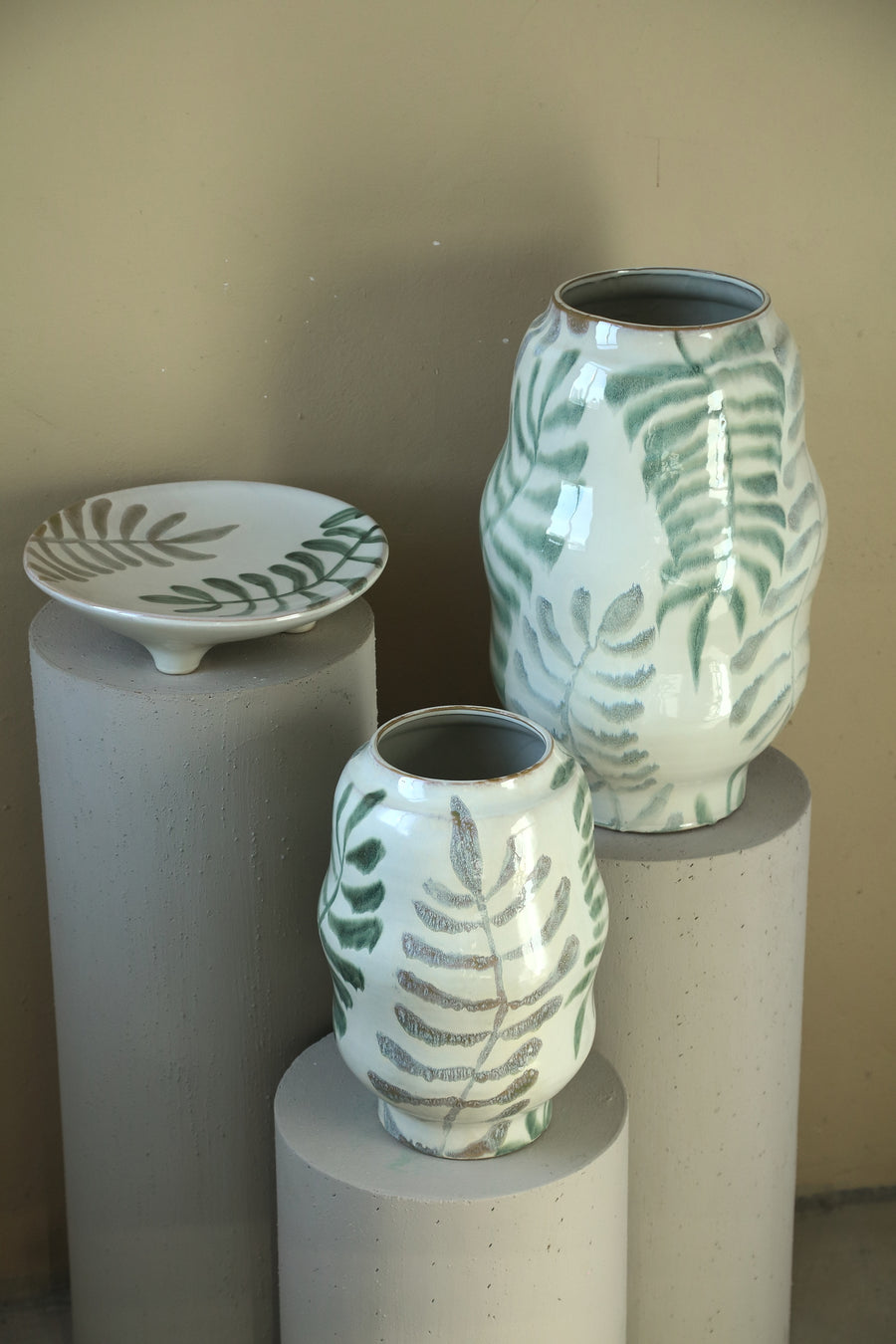 Vandy white hand-painted ceramic planter with leaf motif, large