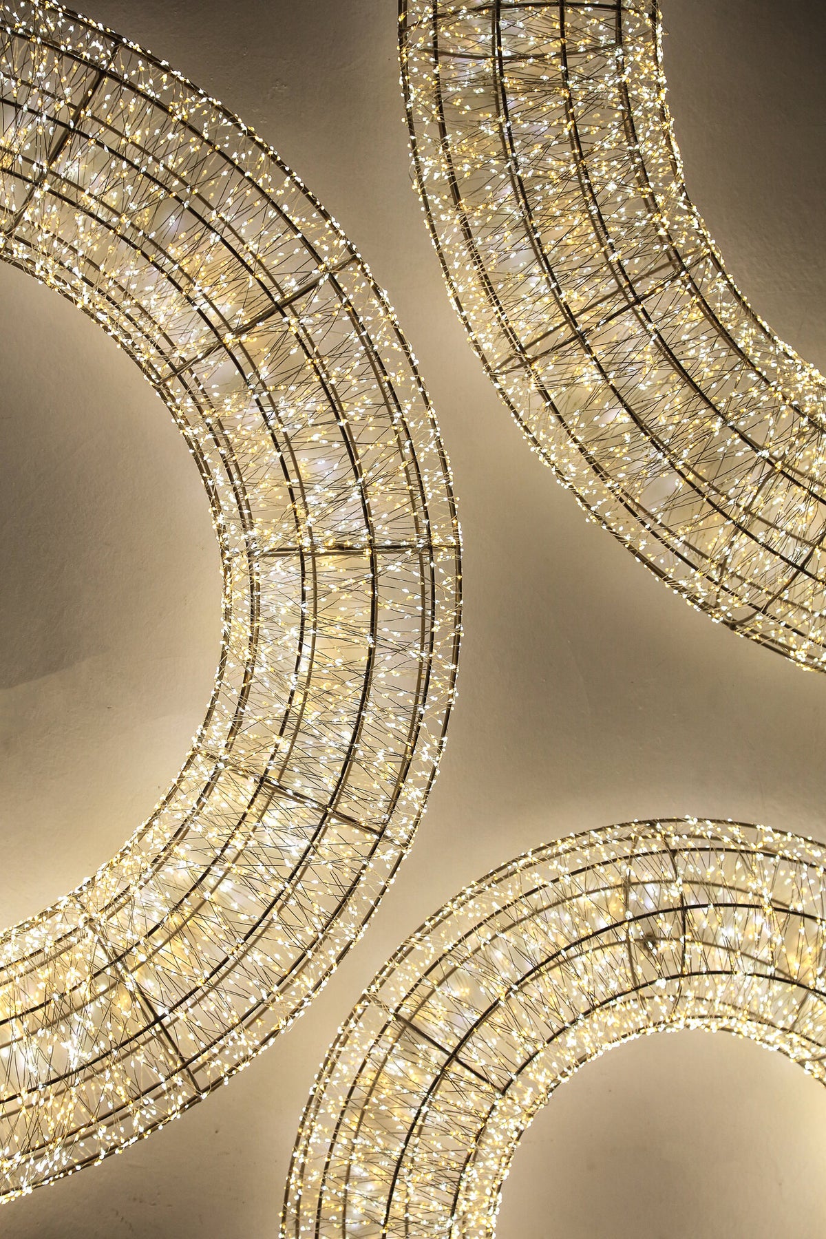 Lexis champagne LED hanging wreath, XXL, 15000 lights