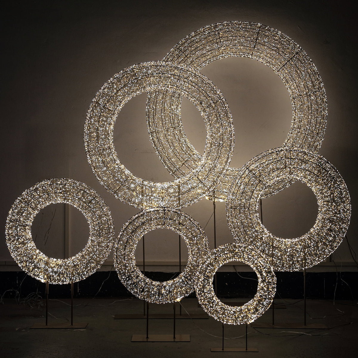 Lexis champagne LED wreath on base, medium, 5000 lights