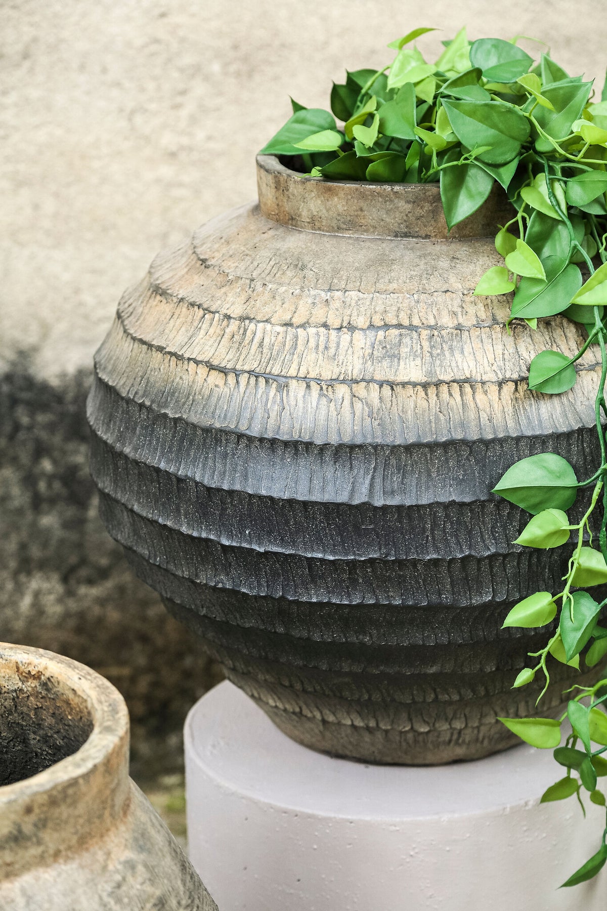 Kallan anthracite ribbed concrete planter with linear detail