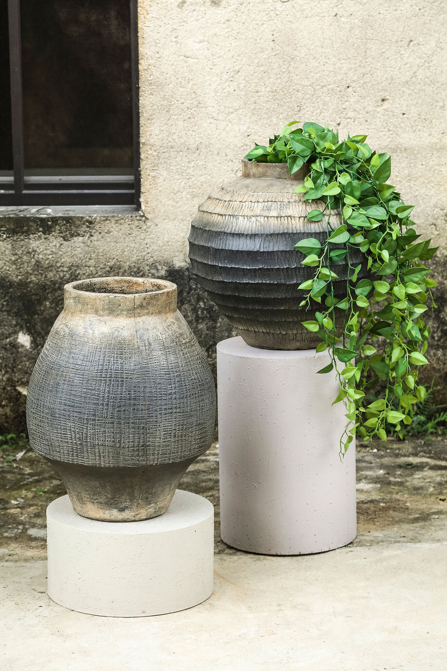 Kallan anthracite ribbed concrete planter with linear detail