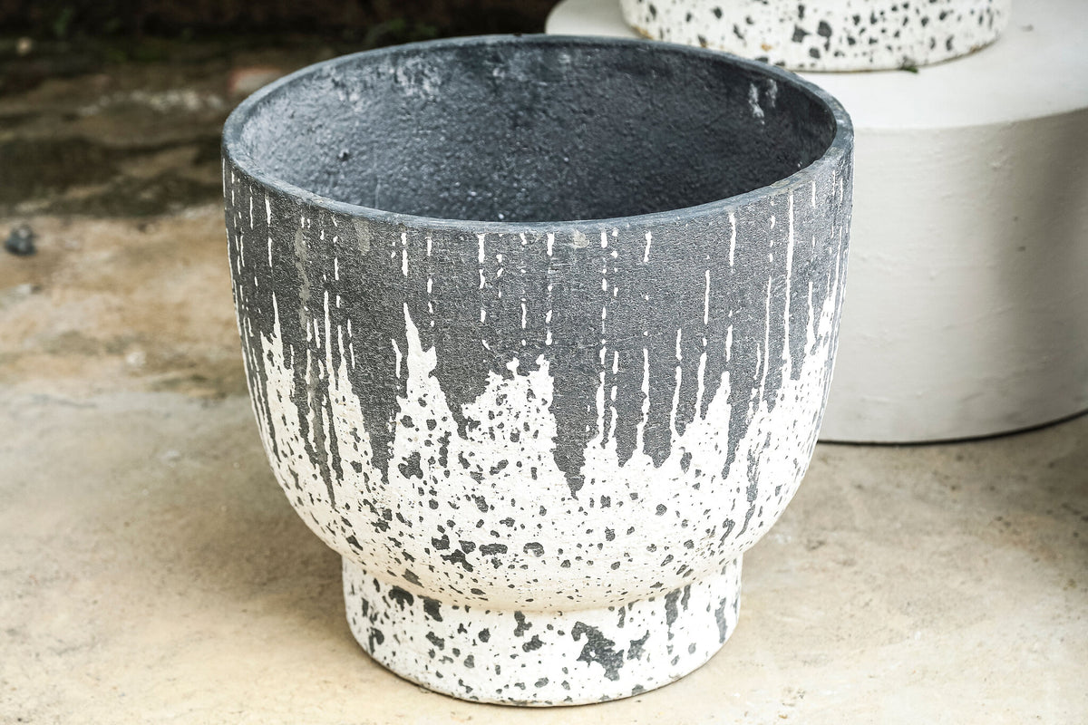 Lawton anthracite rough-textured concrete planter on foot, set