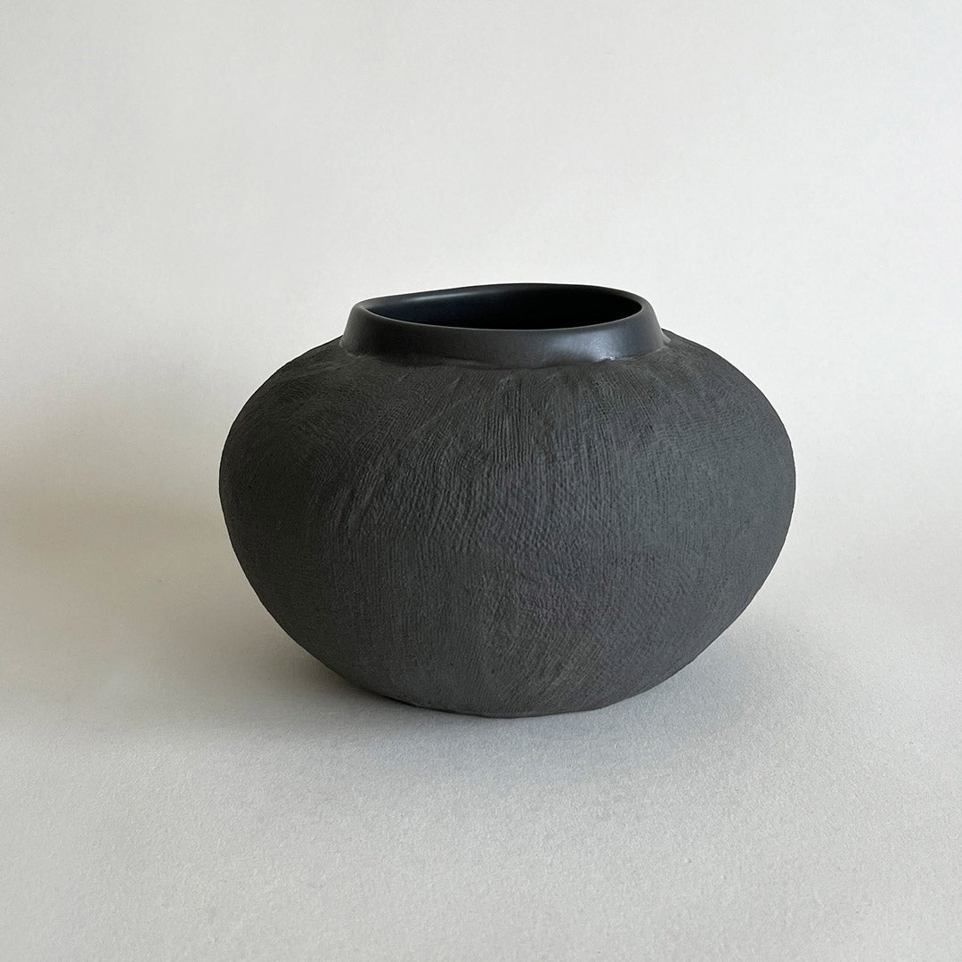 Yuta Medium Ceramic Vase - Black